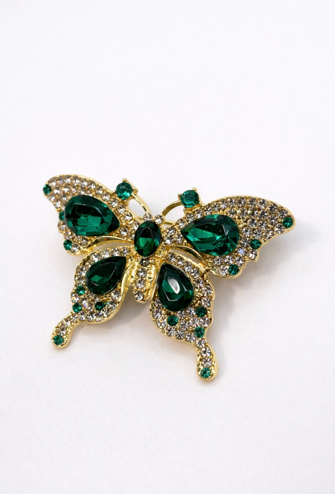 Elegante Schmetterlingsbrosche mit Smaragdgrünen Kristallen – Fleur d’Estime