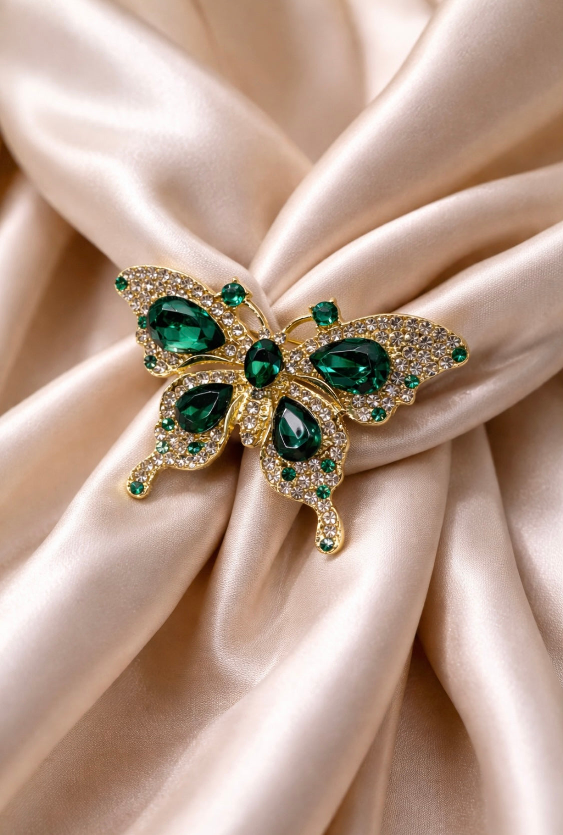 Elegante Schmetterlingsbrosche mit Smaragdgrünen Kristallen – Fleur d’Estime