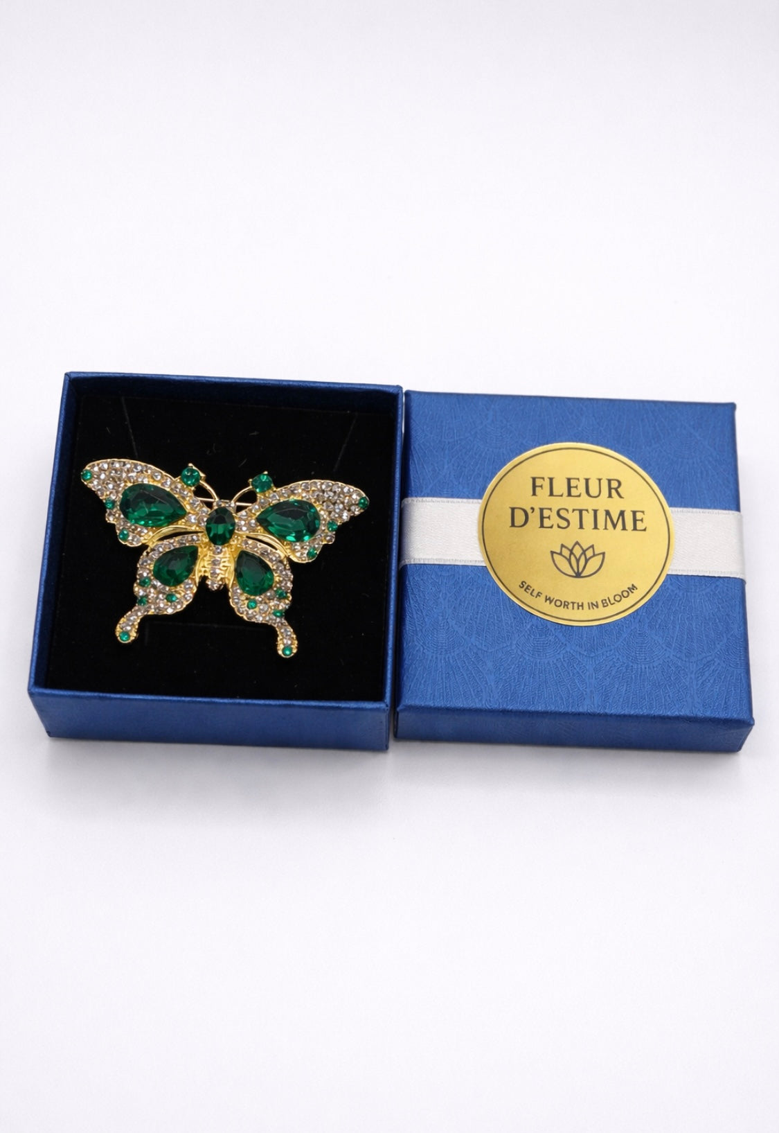 Elegante Schmetterlingsbrosche mit Smaragdgrünen Kristallen – Fleur d’Estime