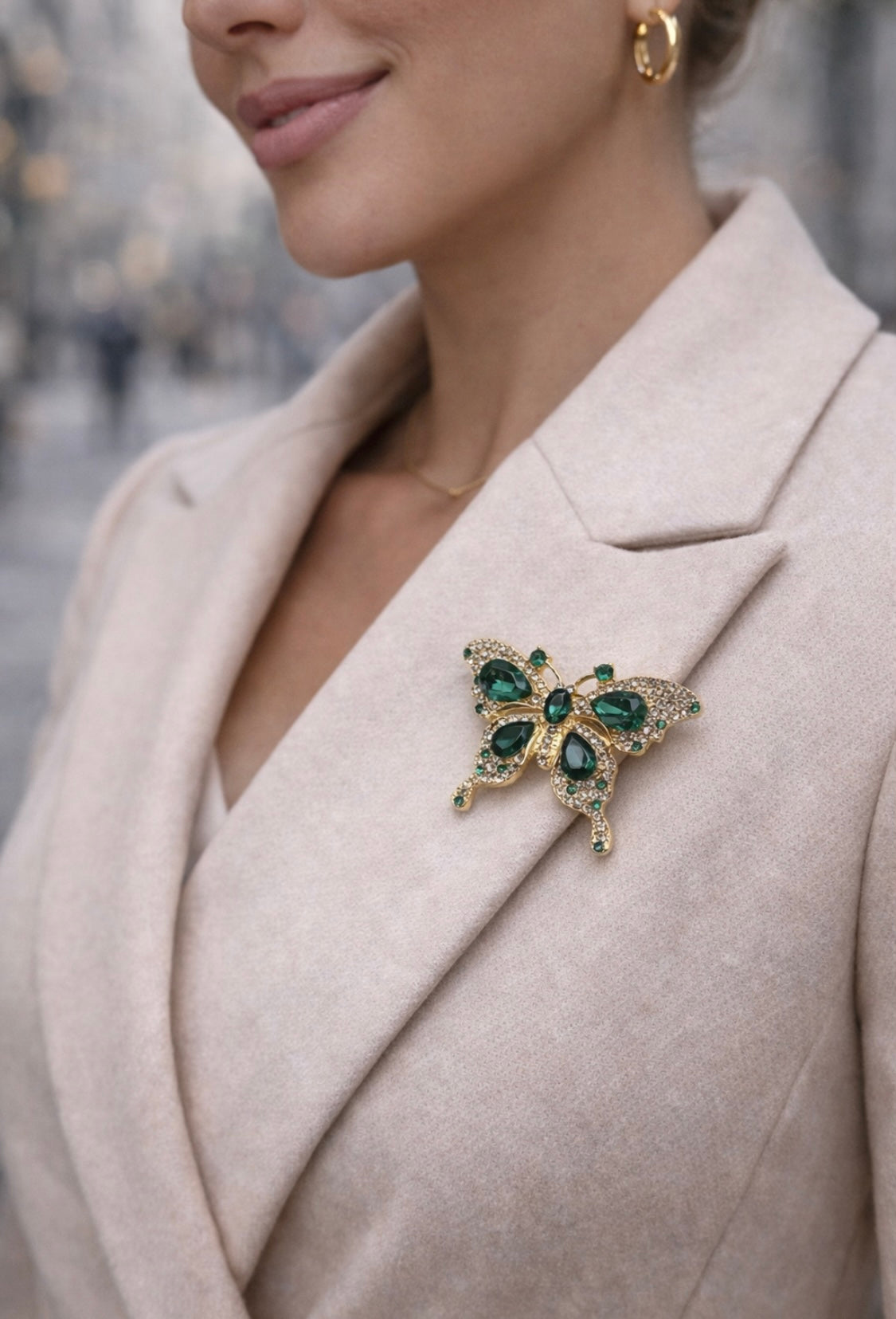 Elegante Schmetterlingsbrosche mit Smaragdgrünen Kristallen – Fleur d’Estime