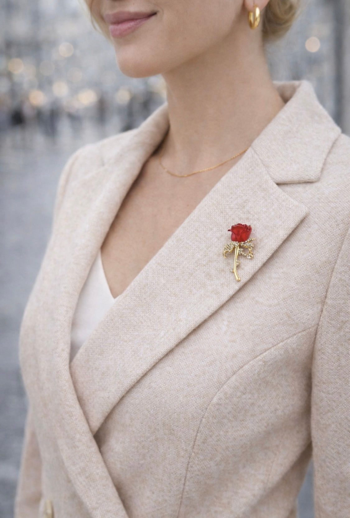 Rosen-Brosche – Romantischer Gold-Anstecker mit roter Blüte