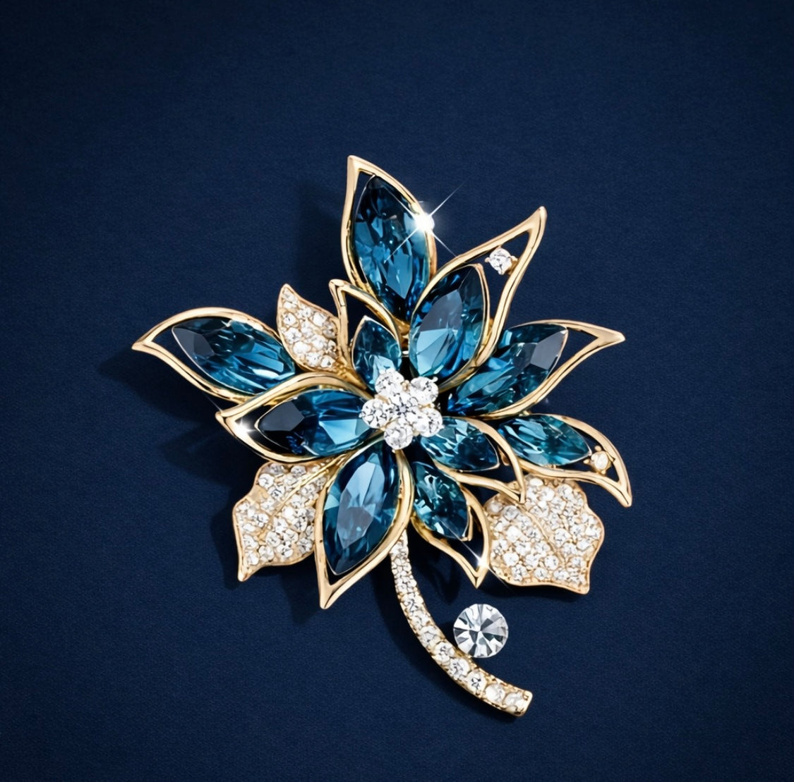 Elegante Blumen-Brosche mit blauen Kristallen – Glanz in Blüte