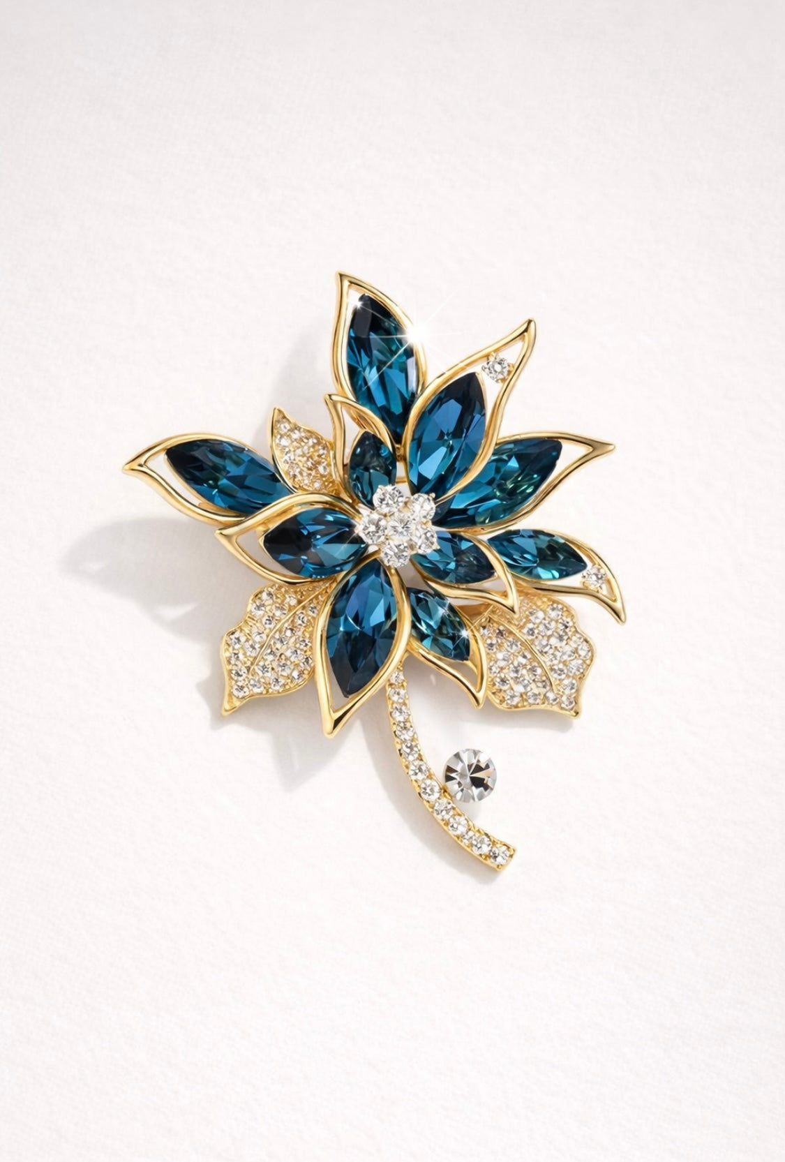 Elegante Blumen-Brosche mit blauen Kristallen – Glanz in Blüte