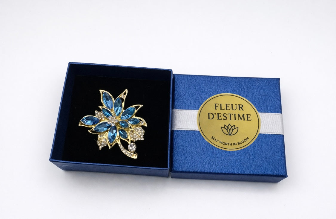 Elegante Blumen-Brosche mit blauen Kristallen – Glanz in Blüte