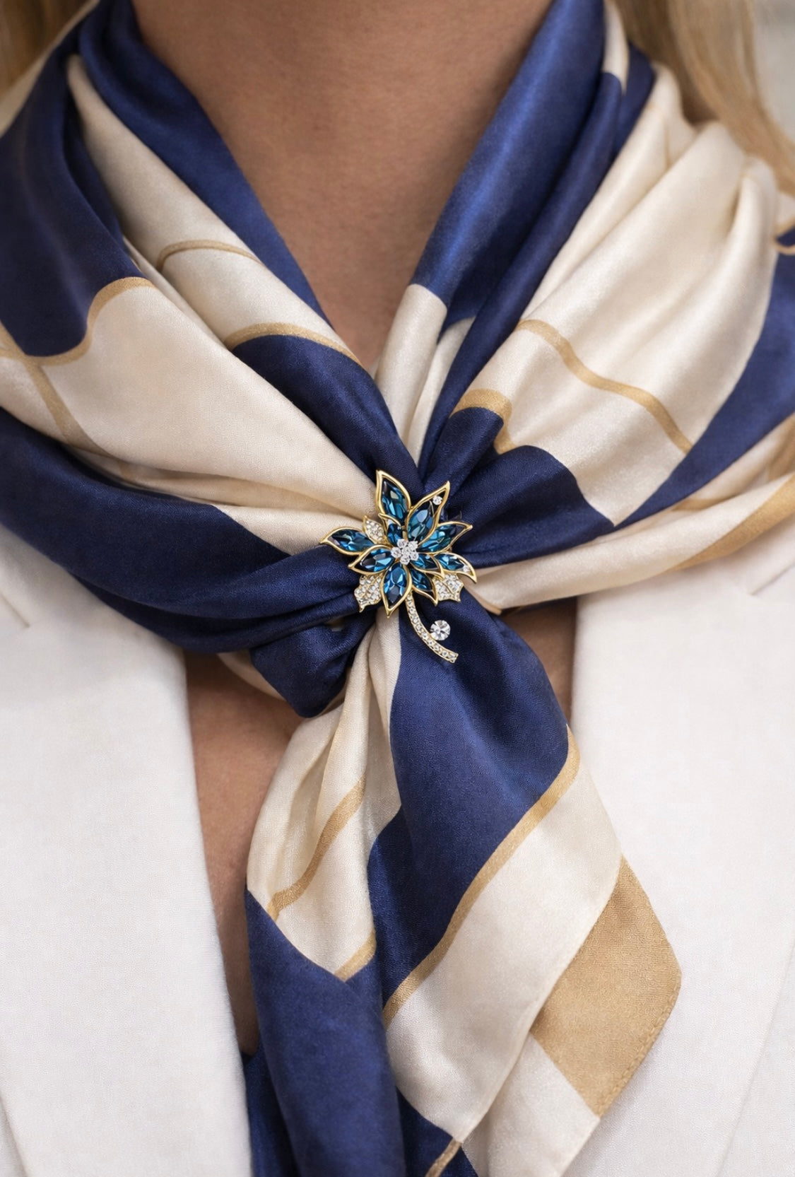 Elegante Blumen-Brosche mit blauen Kristallen – Glanz in Blüte