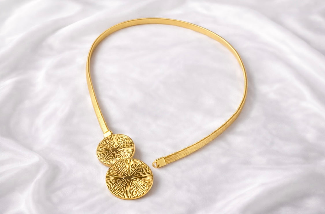 Elastischer Taillengürtel in Gold mit runder Zierschnalle – Minimalistischer Chic